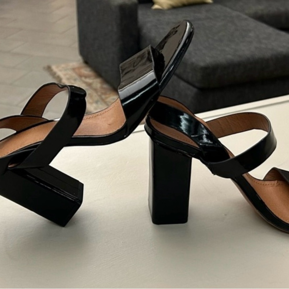 Sandals Black Strappy Block Heel  size 40 or 8 1/2. Nice well kept no flaws❤️❤️